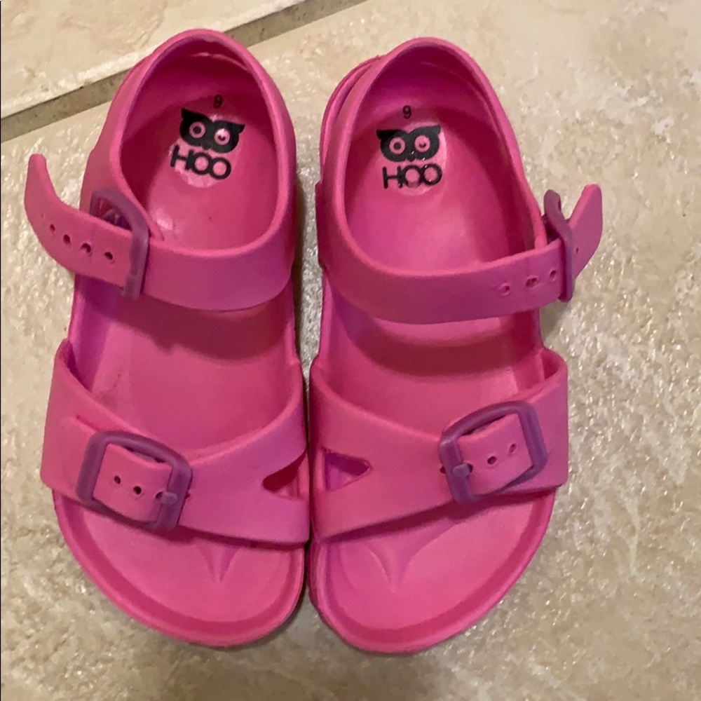 Hoo sandals/ Birkenstock’s style